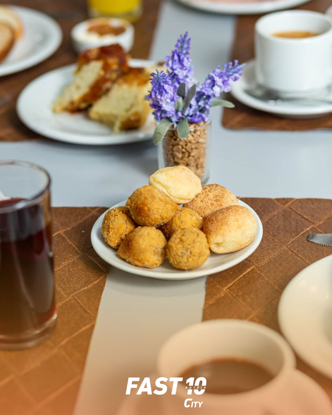  Comece o dia com sabor no Fast10 City Hotel!